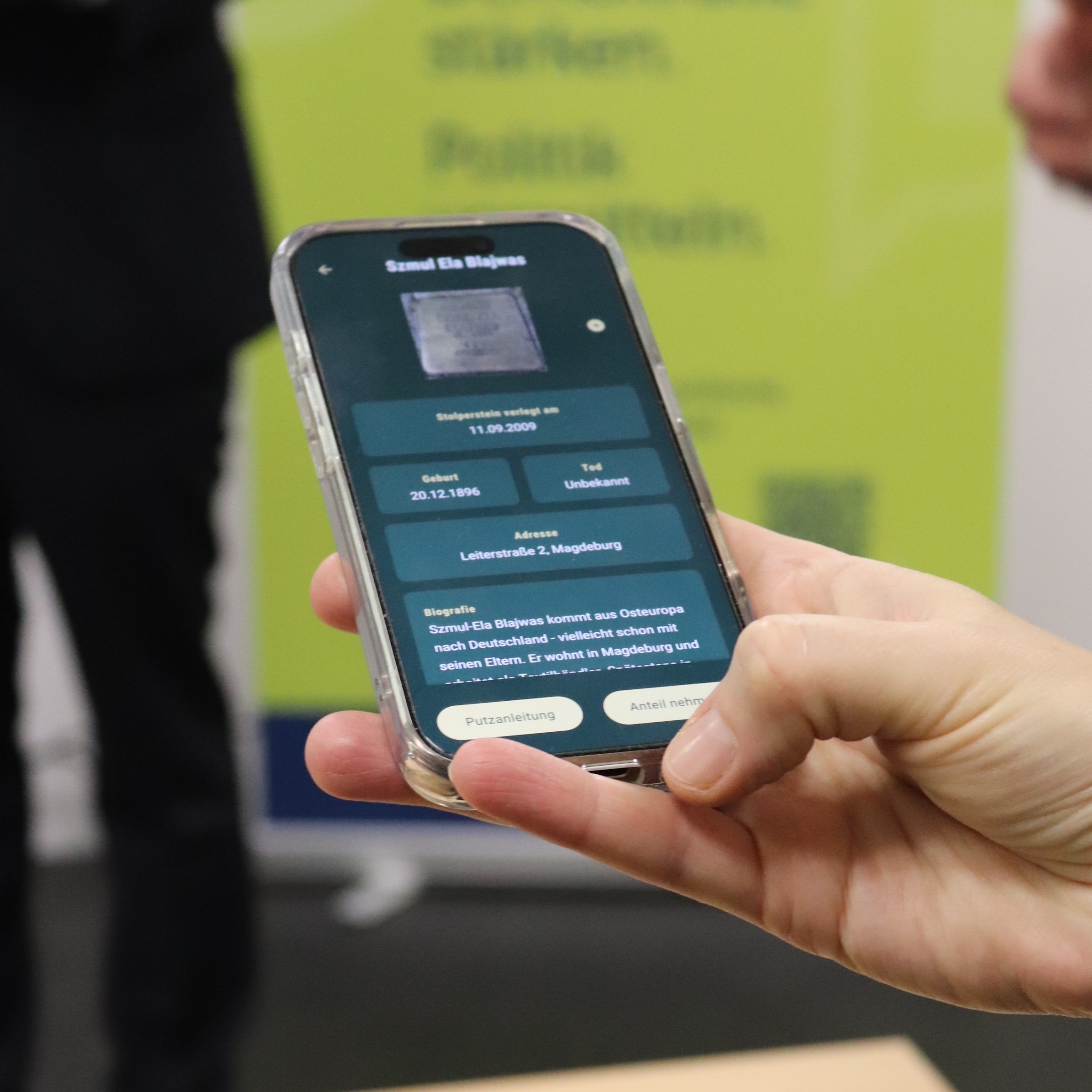 Hand hält Smartphone in der Hand