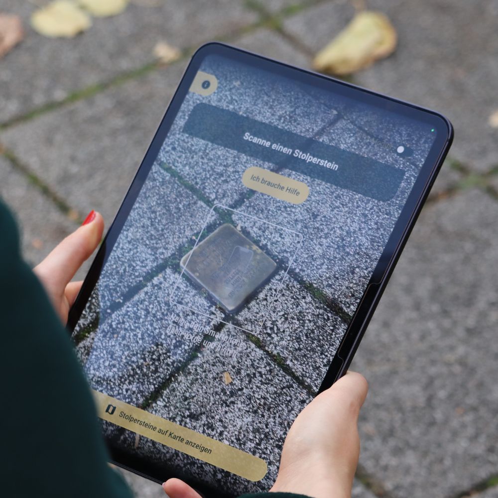 Tablet mit der App Stolpersteine Digital