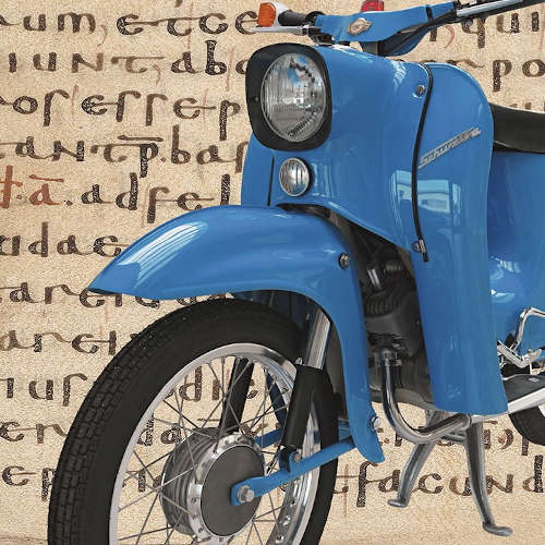 Das Simson-Motorrad Schwalbe war ein beliebtes Modell in der ehemaligen DDR. Gegründet wurde die Firma Simson 1856 von zwei jüdischen Brüdern in Thüringen. MOTIV: EDIKT KAISER KONSTANTINS AUS DEM JAHR 321 (CODEX THEODOSIANUS 16, 8, 3) UND SIMSON-MOTORRAD SCHWALBE (FOTO: JANOS BAYER). BILDER ZUR VERFÜGUNG GESTELLT VON DER BIBLIOTECA APOSTOLICA VATICANA BZW. DER AKF FAHRZEUGTEILE GMBH