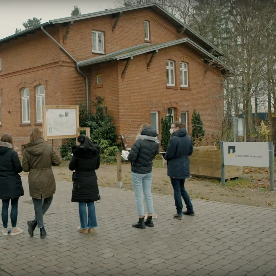 Jugendliche vor der Gedenkstätte Ahrensbök