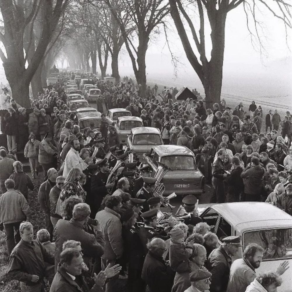 Menschenmenge und Trabanten; Mustin, November 1989