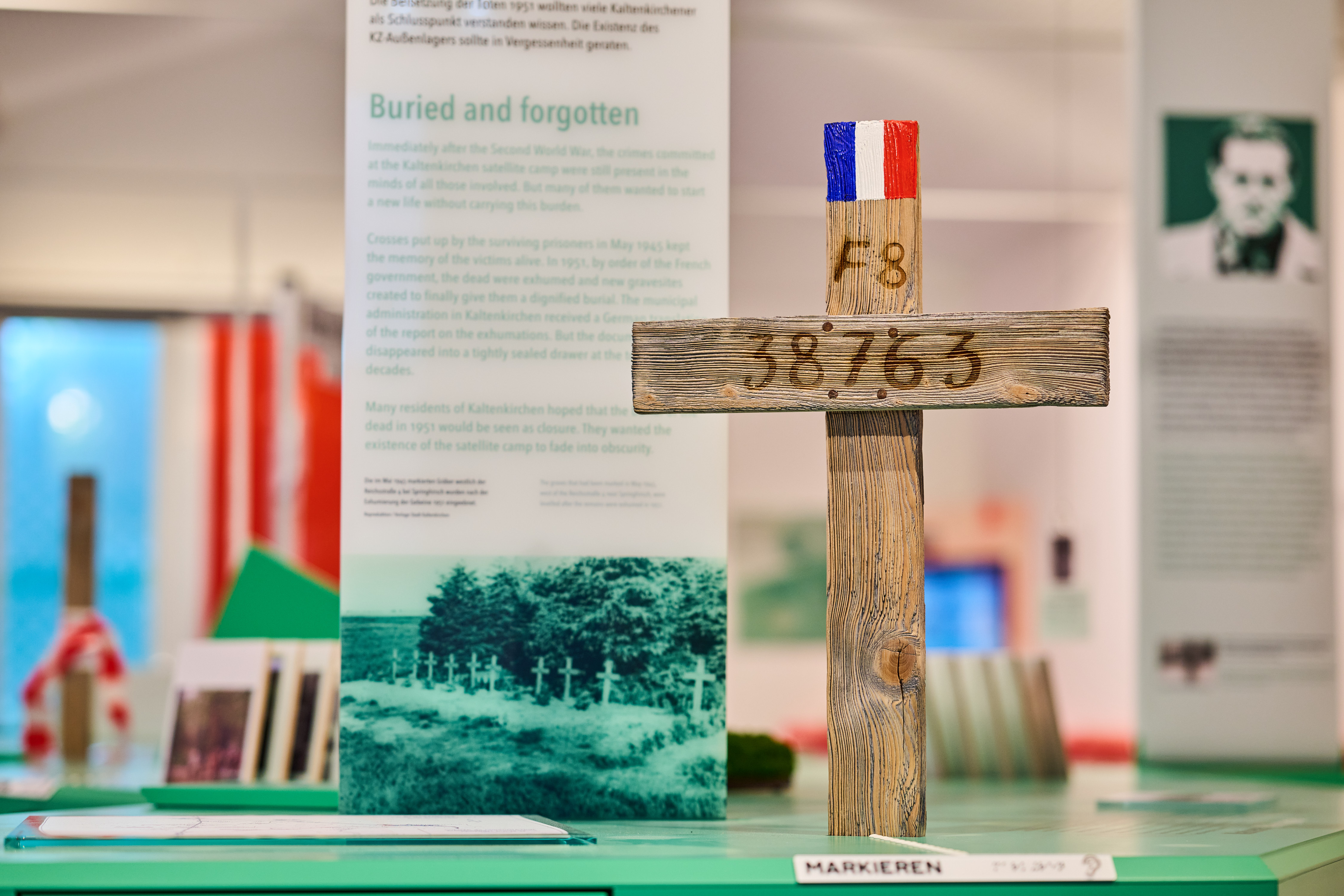 Hölzernes Kreuz aus der Ausstellung der KZ-Gedenkstätte Kaltenkirchen