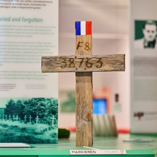 Hölzernes Kreuz aus der Ausstellung der KZ-Gedenkstätte Kaltenkirchen