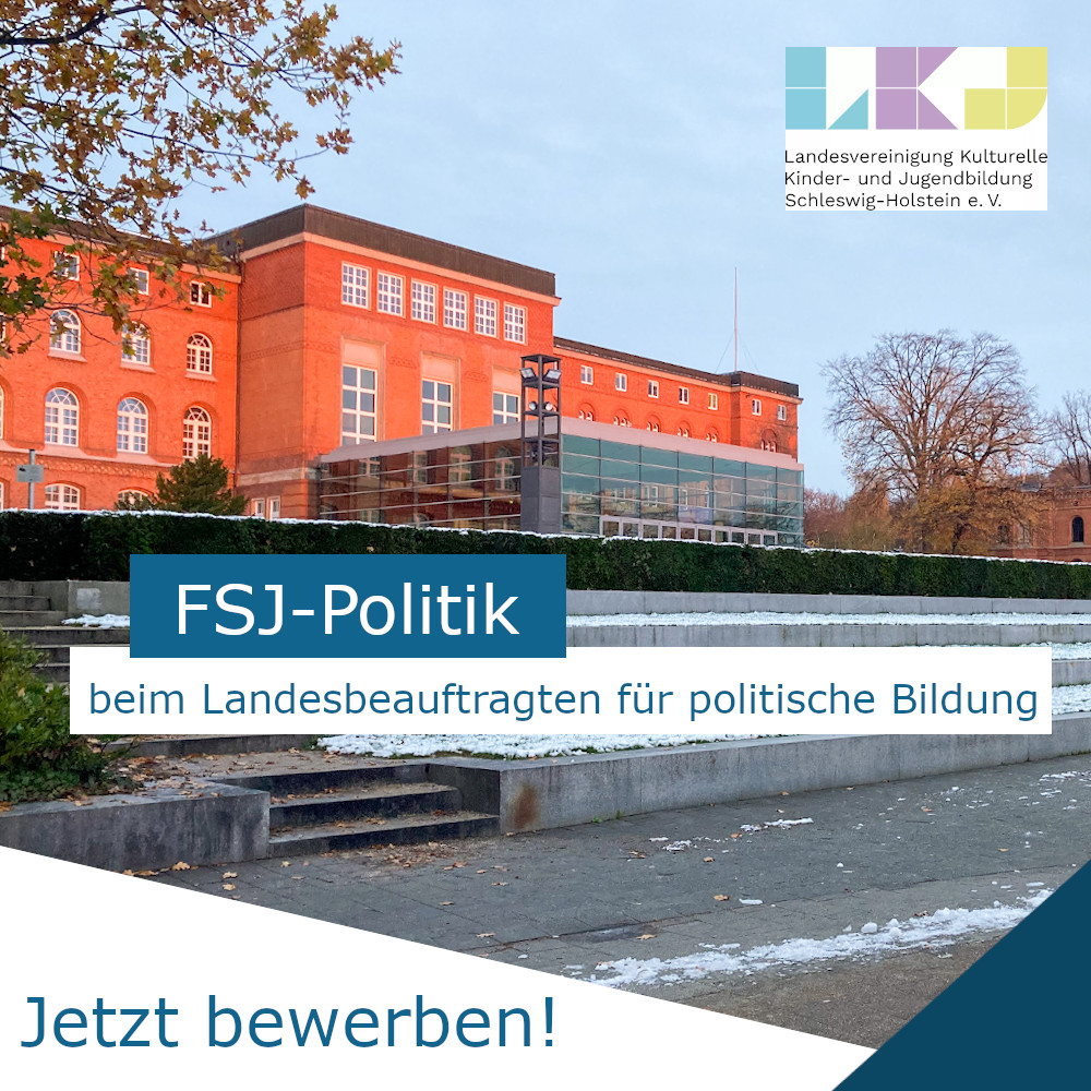 Jetzt bewerben auf ein FSJ-Politik beim Landesbeauftragten für politische Bildung. Hinter dem Schriftzug ist ein Bild des schleswig-holsteinischen Landeshauses