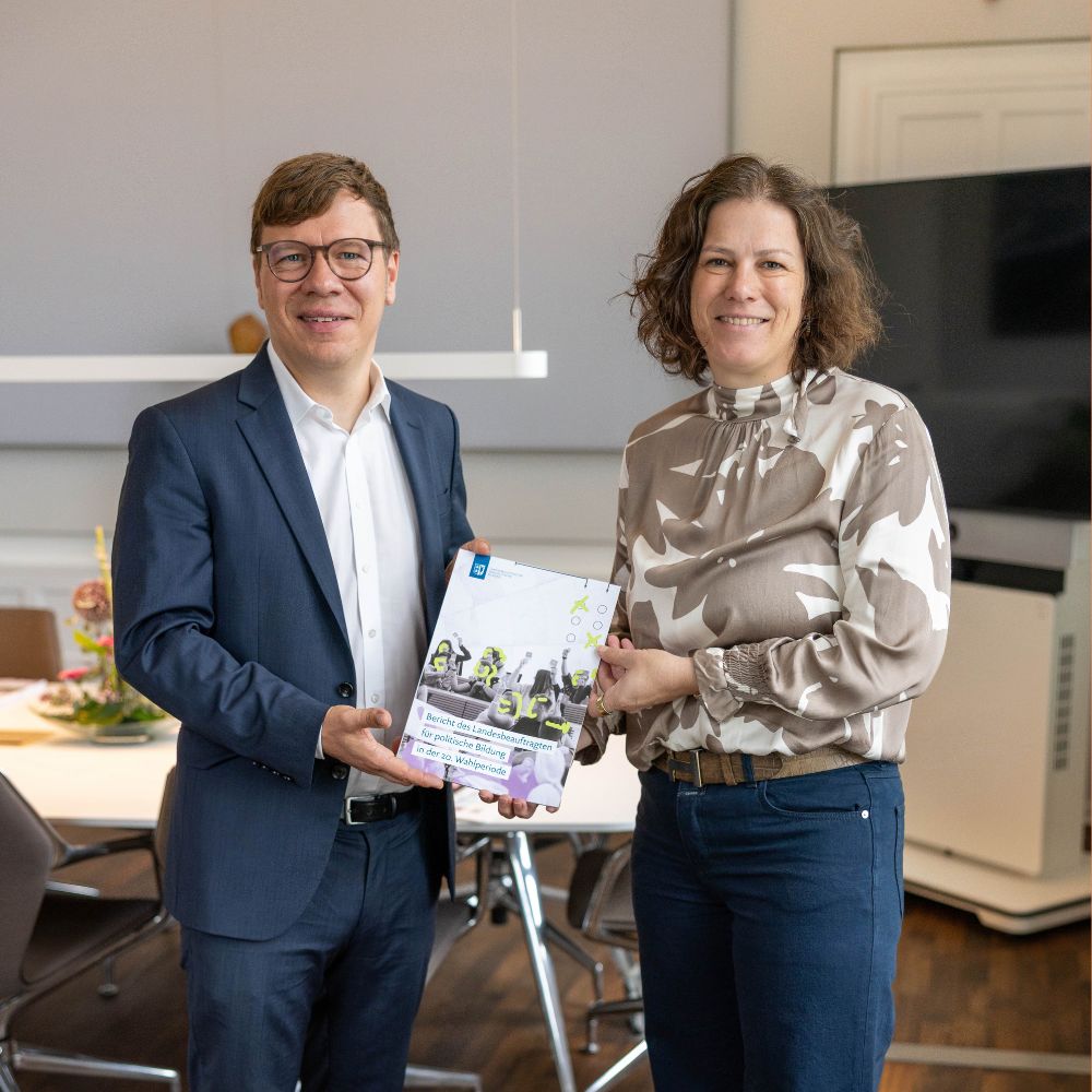 Christian Meyer-Heidemann und Kristina Herbst bei der Übergabe des Berichts