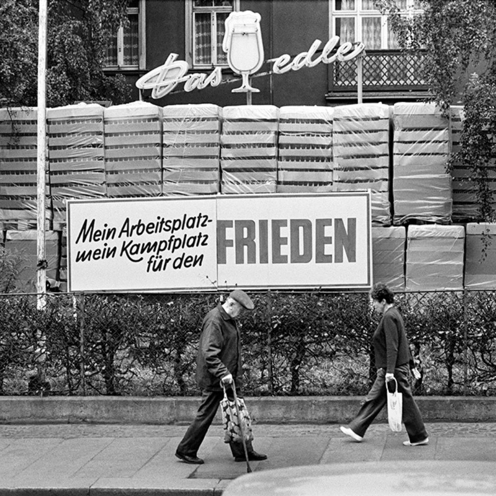 Foto aus Zittau 1987. Auf einem Plakat steht "Mein Arbeitsplatz - mein Kampfplatz für den Frieden"