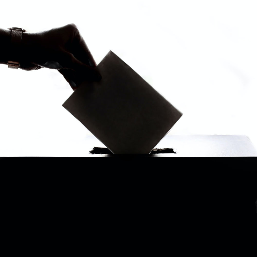 Wahlzettelwird in Wahlurne geworfen