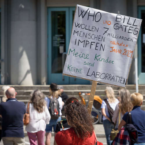 Plakate auf einer Corona-Demonstration