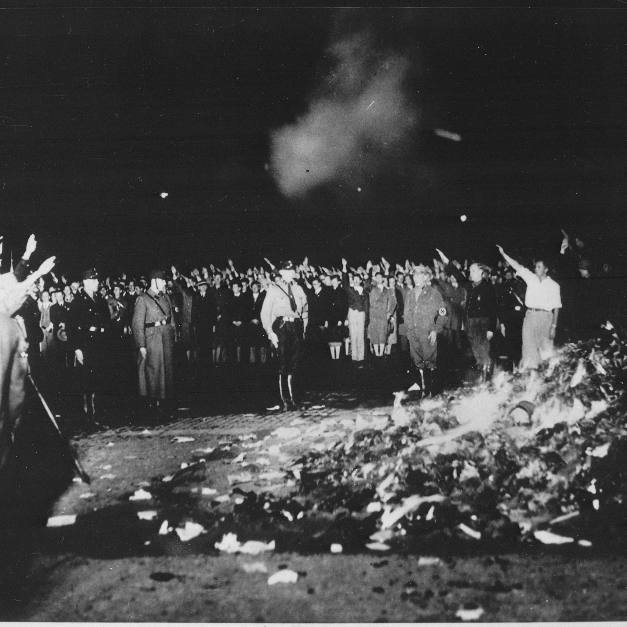 Aufnahme der Bücherverbrennung auf dem Opernplatz in Berlin am 10. Mai 1933