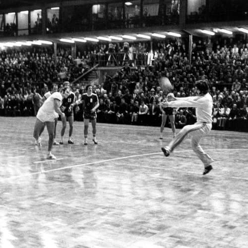 DDR-Spieler Hans Engel (M, vorn) wirft, aber BRD-Torhüter Manfred Hofmann (r) pariert in der Schlußsekunde den entscheidenden Siebenmeterball. Die DDR-Handballnationalmannschaft gewinnt am 06.03.1976 in Karl-Marx-Stadt zwar das entscheidende Olympia-Qualifikationsspiel gegen die Bundesrepublik mit 11:8, aber die Höhe des Sieges reicht nach dem verlorenen Hinspiel nicht. Das bundesrepublikanische Team qualifiziert sich in diesem Handball-Krimi für die Teilnahme an den Olympischen Spielen in Montreal, wo die Mannschaft Vierter wird.