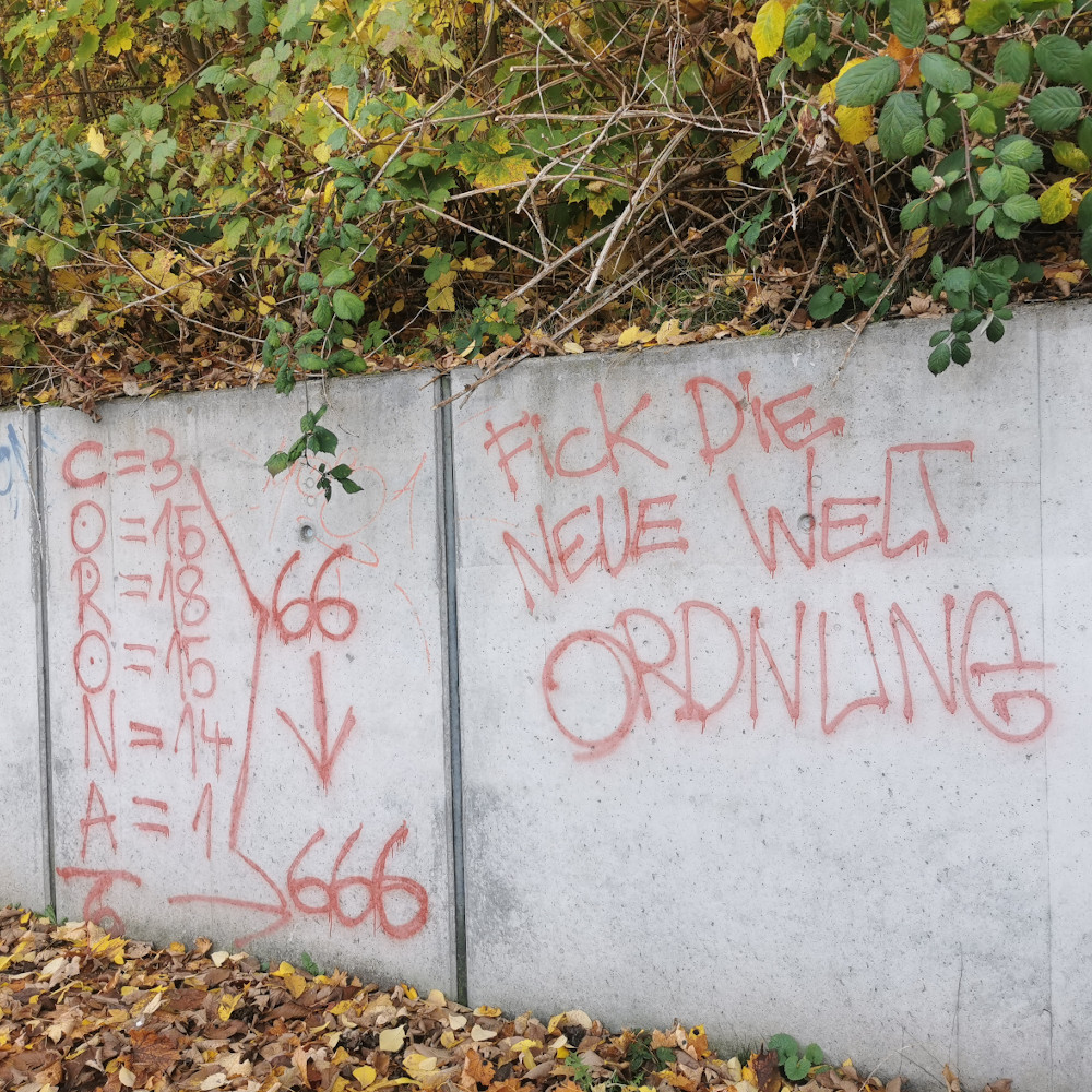 Graffiti "Fick die neue Weltordnung"