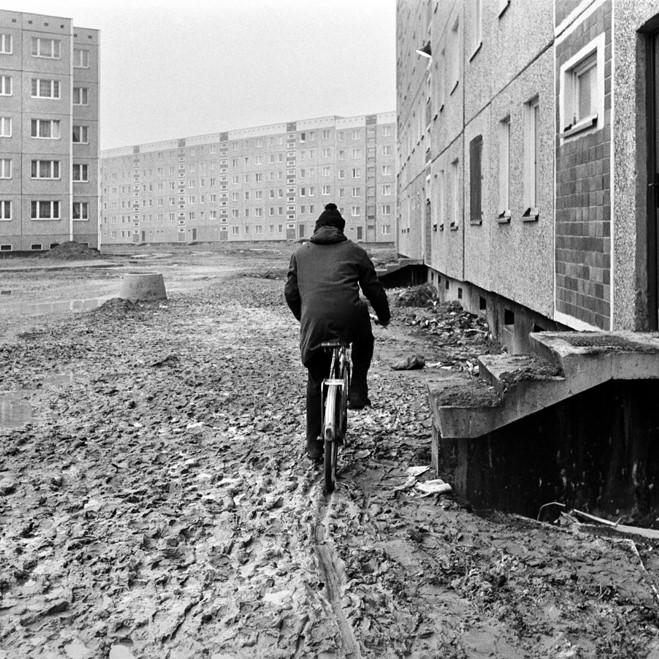 Mann fährt auf Fahrrad durch Rostock schwarz-weiß