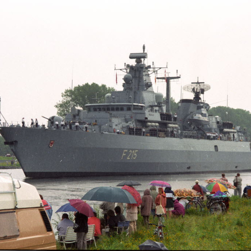 Fregatte Brandenburg bei der Rendsburger Hochbrücke zum 100jährigen Bestehen des Nord-Ostsee-Kanals (1995)