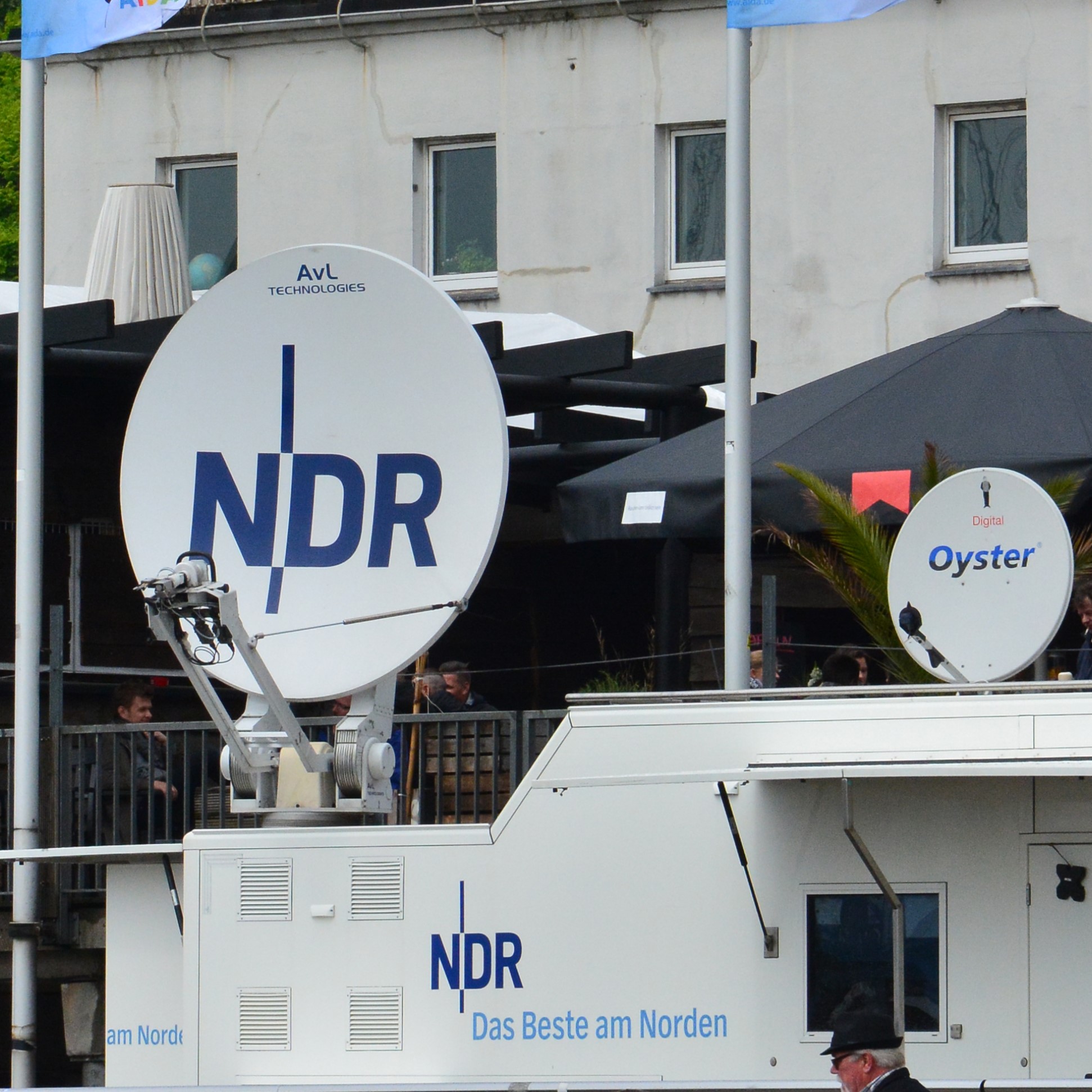 Übertragungswagen des NDR beim 825. Hamburger Hafengeburtstag 2014