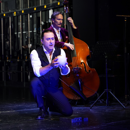 Foto von Dirk Schäfer mit Kontrabass im Hintergrund