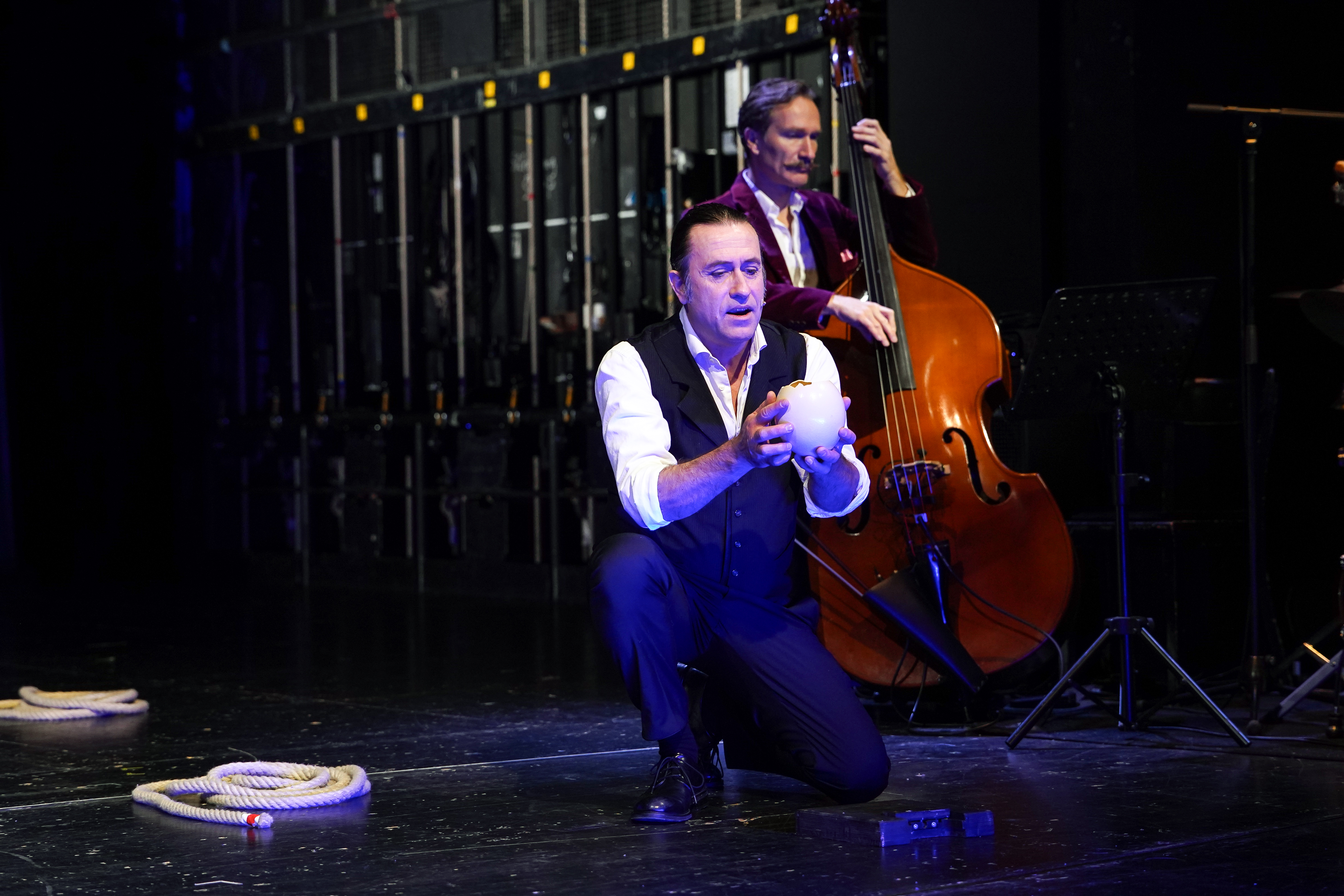Foto von Dirk Schäfer mit Kontrabass im Hintergrund