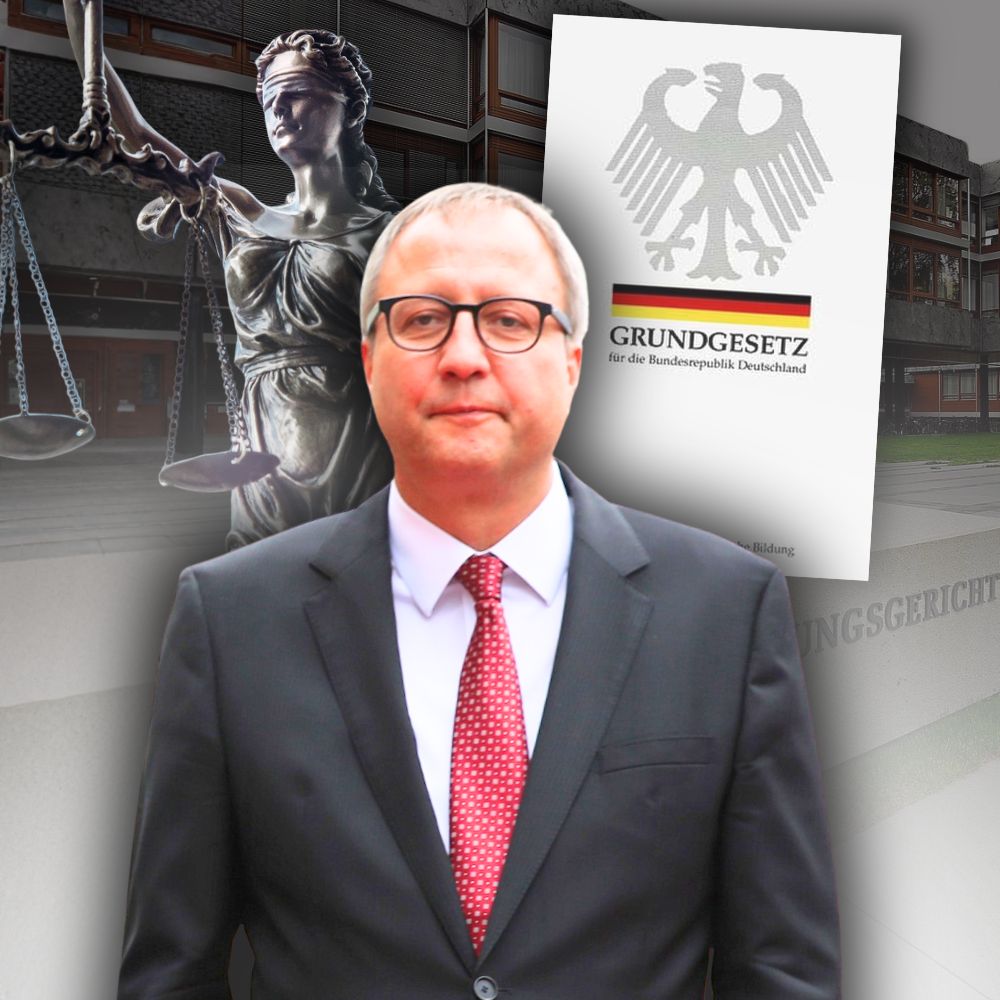 Andreas Voßkuhle im Vordergrund, dahinter das Grundgesetz und die Justitia