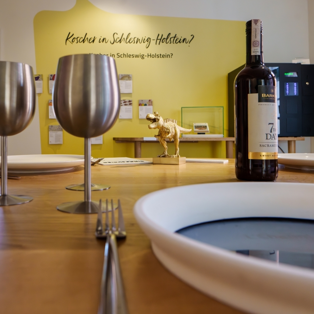 Weinglas, Dinosauerierkerzenhalter und koscherer Wein