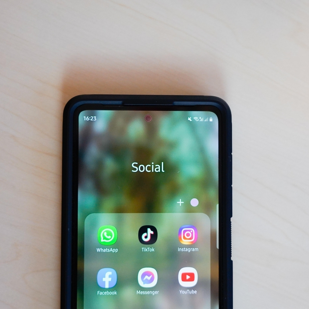 Smartphone mit Social Media Apps