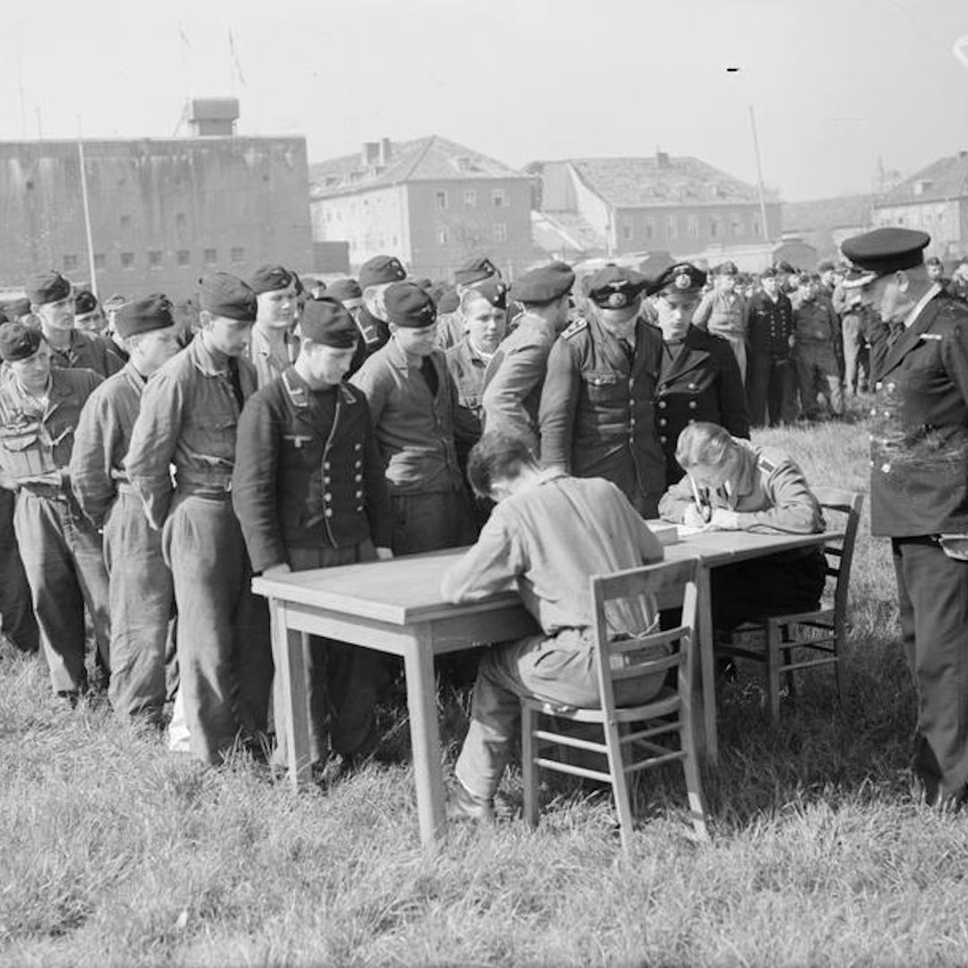 Deutsche Marinesoldaten müssen sich unter Aufsicht der britischen Besatzer registrieren lassen.