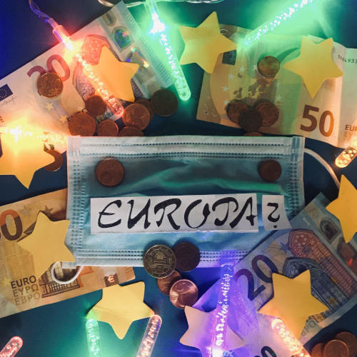 Maske mit der Aufschrift "Europa" und Geld