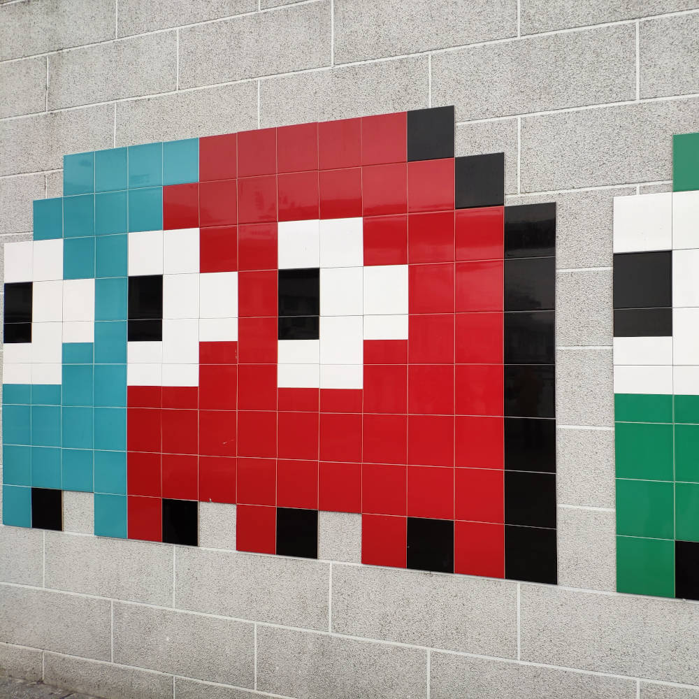 Ein rotes, großes Pacman-Gespenst und zwei kleinere in blau und grün