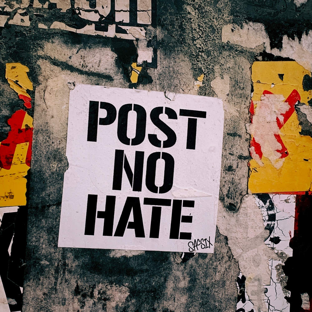 Wand-Graffiti "Post no hate"