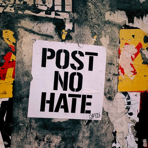 Wand-Graffiti "Post no hate"