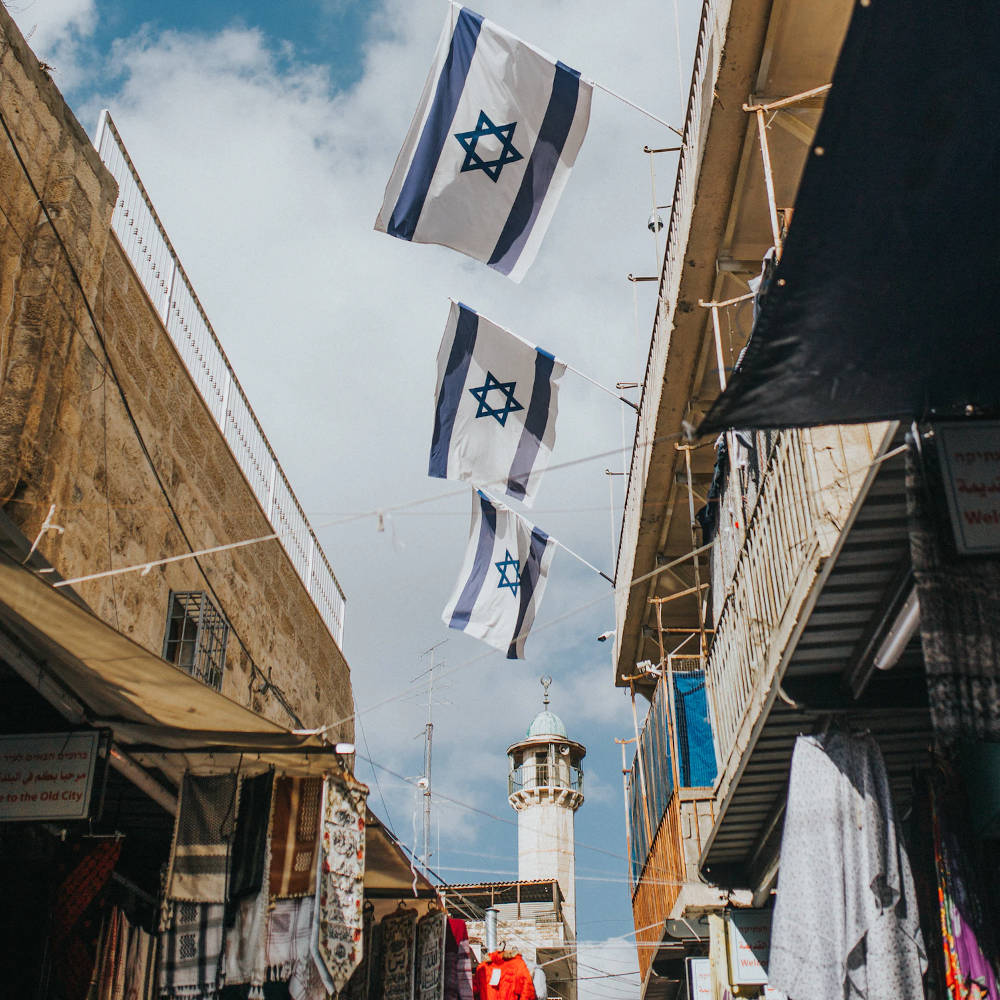Gasse mit isaraelischen Flaggen