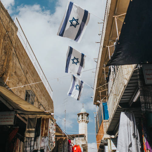Gasse mit isaraelischen Flaggen