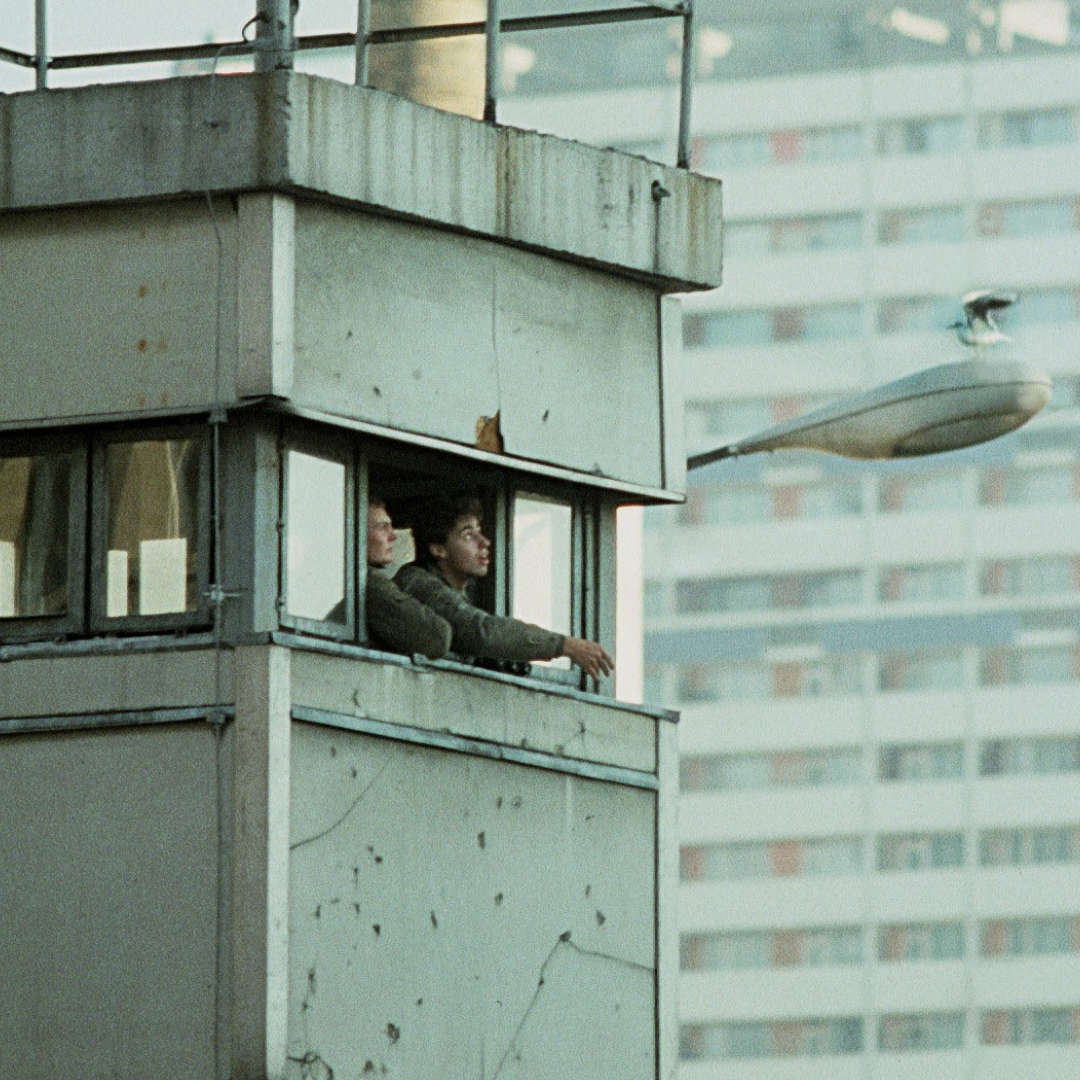 Personen in einem Grenzwachturm