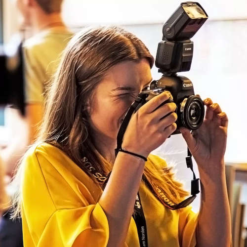 Jugendliche in gelbem T-Shirt fotografiert