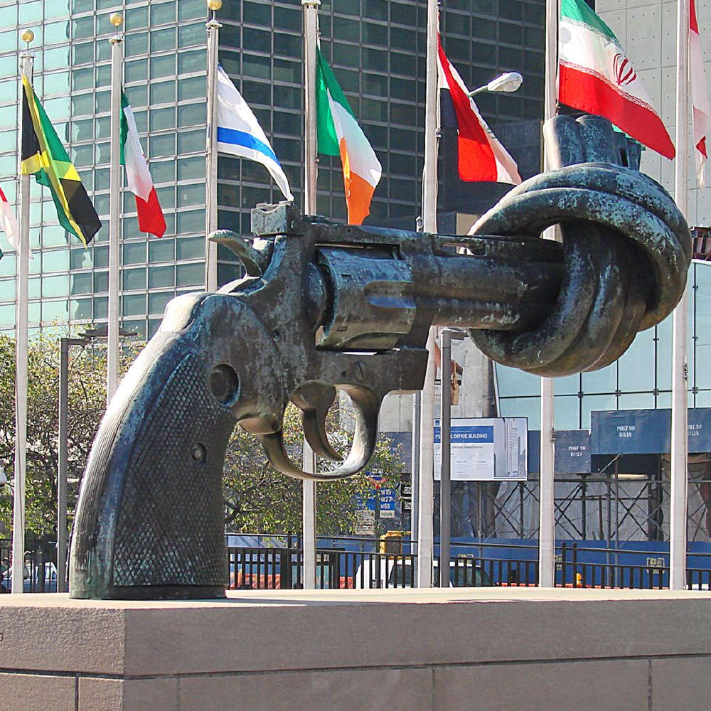 Waffenskulptur vor dem UNO-Hauptquartier in New Xork